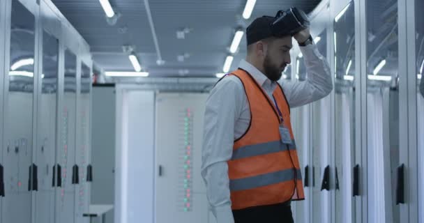 Trabajador eléctrico con auriculares VR
 - Imágenes, Vídeo