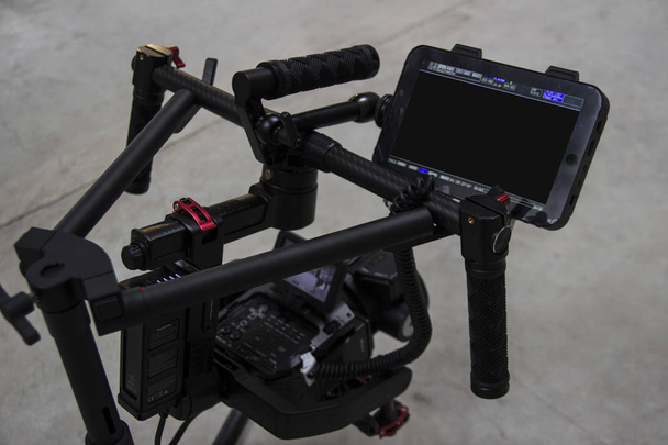 Professionele bioscoop digitale videocamera op een 3-axis gimbal. Videograaf gebruiken steadicam. - Foto, afbeelding
