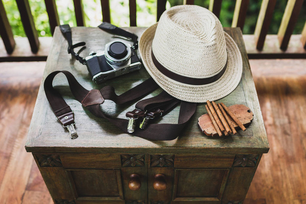 набор мужских припасов сигары, виски, шляпы, подтяжки и фотоаппарат на старинном деревянном столе
 - Фото, изображение