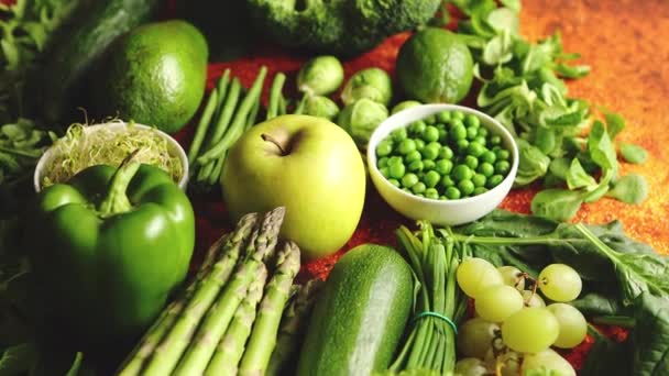 Φρέσκα πράσινα λαχανικά και φρούτα ποικιλία τοποθετείται σε ένα σκουριασμένο μέταλλο - Πλάνα, βίντεο