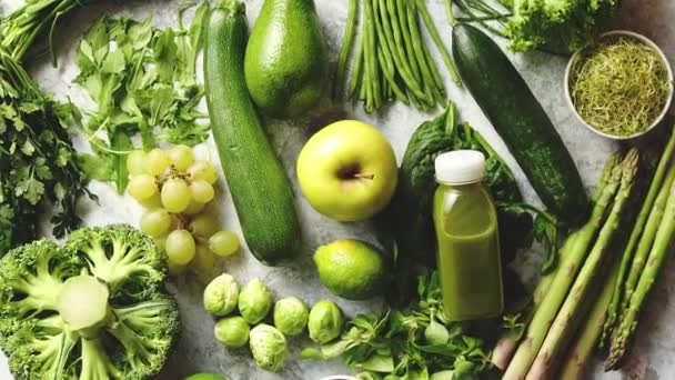 Yeşil antioksidan organik sebzeler, meyveler ve bitkiler gri taşa konur. - Video, Çekim