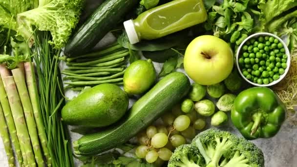 Asortyment świeżych organicznych przeciwutleniaczy. Zielone owoce i warzywa - Materiał filmowy, wideo