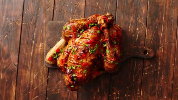 Pollo picante asado casero con chile y cebollino - Metraje, vídeo