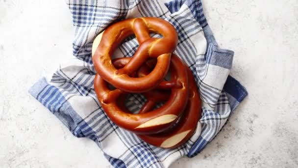 Três pães pretzel assados frescos alemães colocados no guardanapo
 - Filmagem, Vídeo