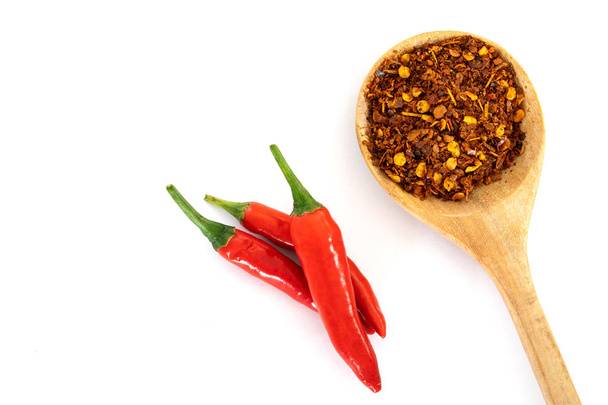 friss piros chili paprika és zúzott szárított piros cayenne paprika magokkal, gazdag antioxidáns növényi élelmiszer - Fotó, kép