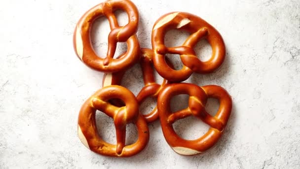 Sortimento de pão fresco assado marrom salgado pretzel
 - Filmagem, Vídeo