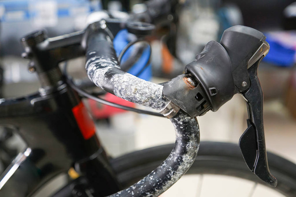 Salz aus dem Schweiß eines Radfahrers zerstört Aluminium-Rennradlenker - Foto, Bild