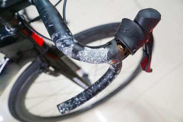 Sale da sudore di un ciclista che distrugge il manubrio della bici da strada in alluminio
 - Foto, immagini