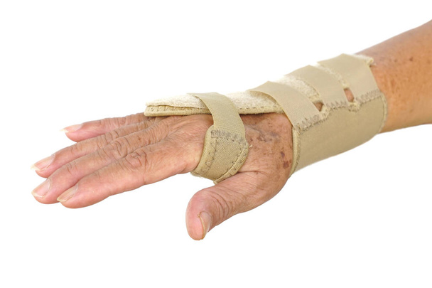 Vanha nainen käsi yllään käsi ranne hoito tuki käsine eristetty valkoinen
                                  - Valokuva, kuva