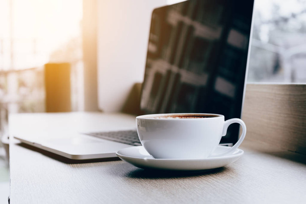 Kahve fincanı ve sabah içki ile resepsiyon bar cafe üstünde laptop. - Fotoğraf, Görsel