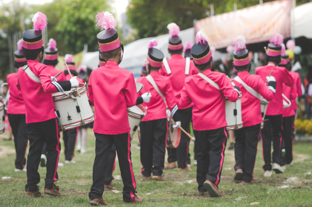 Marching band drummers uitvoeren in school parade - Foto, afbeelding