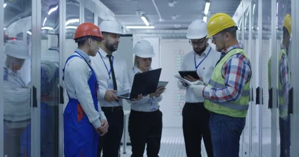 Trabajadores eléctricos reunidos en la sala de control
 - Metraje, vídeo