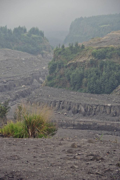 Όρος Merapi επιπτώσεις της καταστροφής στον περιβάλλοντα χώρο του - Φωτογραφία, εικόνα