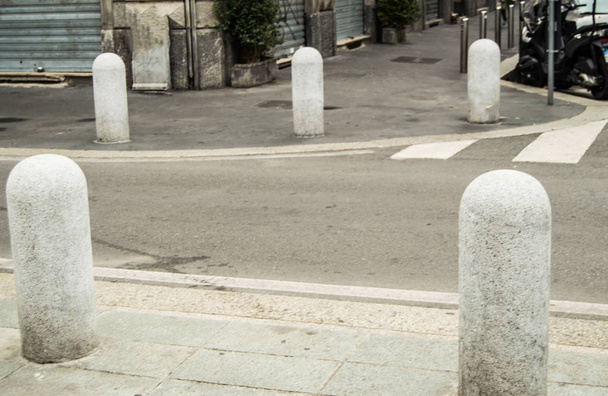 Des piliers en pierre pour la prévention des accidents et la sécurité routière à la croisée des chemins, Milan, Italie 5 octobre 2018
 - Photo, image