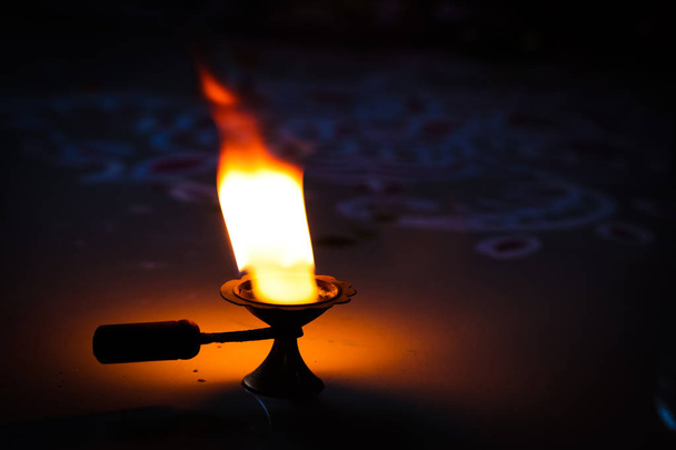 Καμφορά φλόγα λαμπτήρα ως προσφορά προς τον Θεό για λατρεία - Φωτογραφία, εικόνα