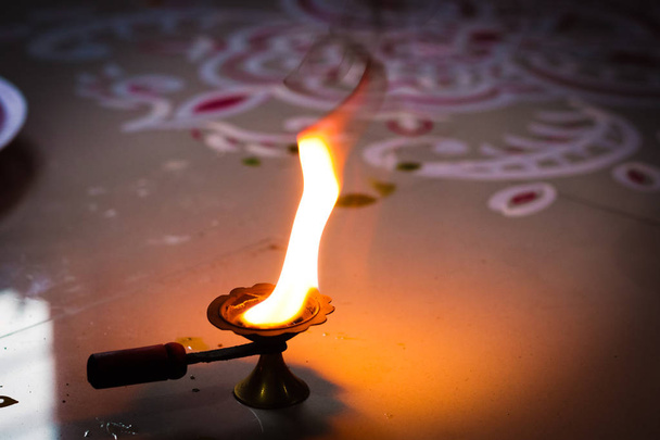 lámpara de llama de alcanfor como ofrenda a Dios para la adoración
 - Foto, imagen