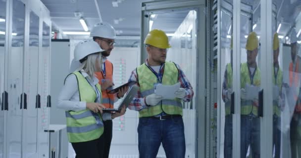Kolme sähköalan työntekijää tarkastamassa asiakirjoja
 - Materiaali, video