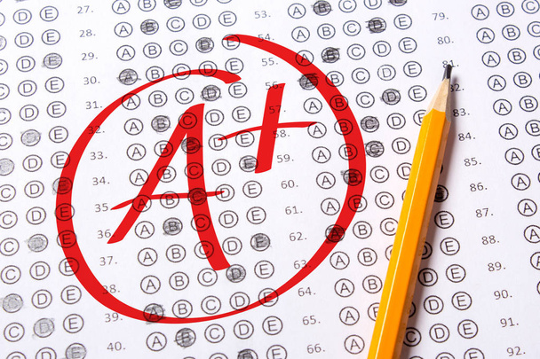 Hyvä luokka A plus on kirjoitettu punaisella kynällä testeihin
 - Valokuva, kuva