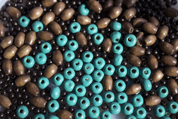 Fond de perles en bois marron et turquoise. Fait à la main
 - Photo, image
