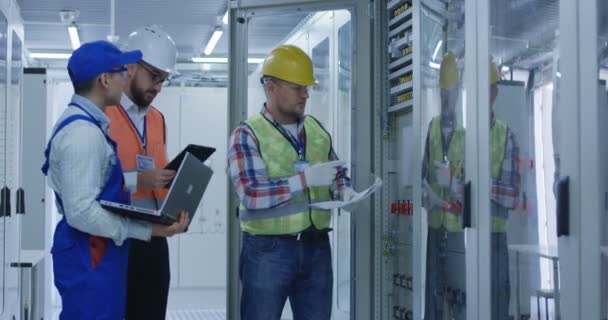 Trabajadores eléctricos que trabajan en la sala de control
 - Metraje, vídeo