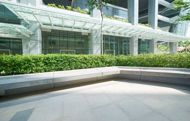 Dlouhá betonová odpočinku židle s moderní kancelářská budova pozadí . - Fotografie, Obrázek
