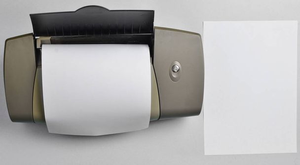 Una impresora con formularios de papel en blanco sobre un fondo azul. Vista superior, plano
 - Foto, imagen