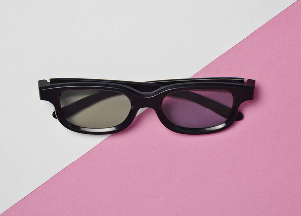 Gafas 3D sobre fondo pastel de colores. Tendencia minimalista, vista superior, posición plana
 - Foto, imagen