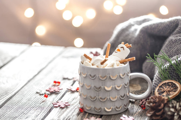 Boże Narodzenie kakao koncepcja z pianką na drewniane tła w przytulny świąteczną atmosferę - Zdjęcie, obraz