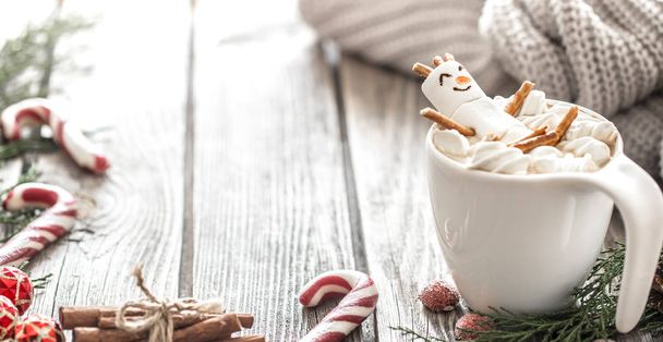 Рождественская концепция какао с зефиром на деревянном фоне в уютной праздничной атмосфере
 - Фото, изображение