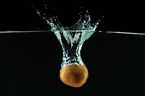 kiwi falling into water and making splashes - Valokuva, kuva