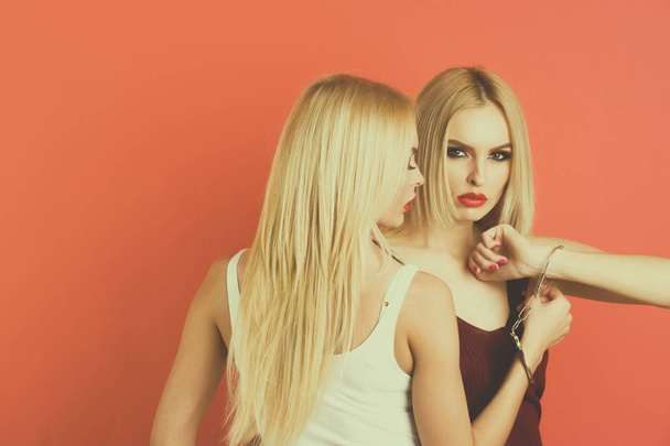 fashion twin girls or beautiful women friends with blonde hair - Foto, Bild
