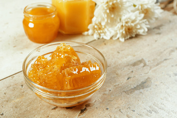 sweet honey on the table - Foto, afbeelding
