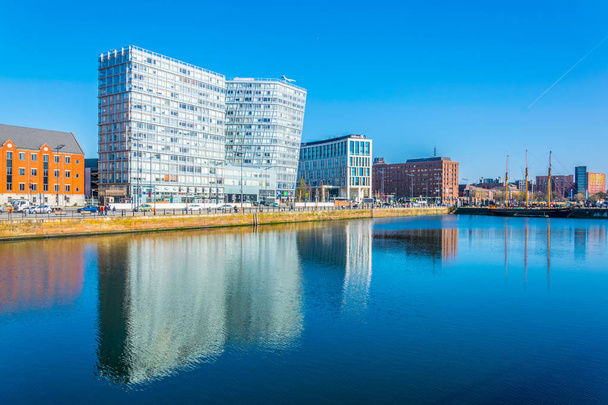LIVERPOOL, UNITED KINGDOM, APRIL 7, 2017: View of the business center of Liverpool through Albert dock, Englan - Foto, Bild