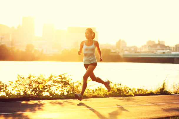 kobieta biegacz na zachodzie słońca - Zdjęcie, obraz
