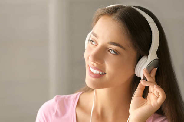 Piękna młoda kobieta słuchająca muzyki w domu - Zdjęcie, obraz