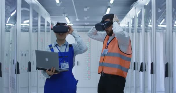 Trabajadores eléctricos en chalecos reflectantes con auriculares VR
 - Imágenes, Vídeo