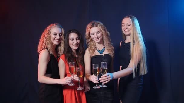 Konzept von Urlaub und Nachtleben. Gruppe junger schöner Frauen mit Champagnergläsern auf einer Party - Filmmaterial, Video