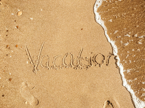 Tekst wakacje na fali w pobliżu morza, piaszczystej plaży. Koncepcję wakacji letnich. Witam lato. Podróży i wanderlust. Miejsca na tekst. Wesołych Świąt. Czas na relaks - Zdjęcie, obraz