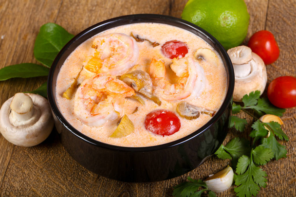Soupe traditionnelle thaïlandaise Tom Yam aux crevettes - Photo, image