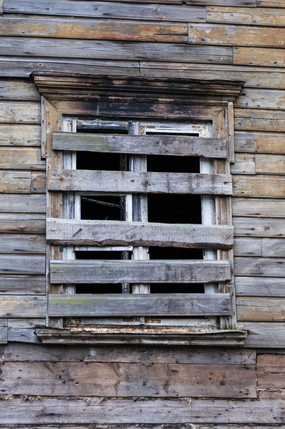 Naulattu vanhanaikainen ikkunat puutalo Virossa
 - Valokuva, kuva