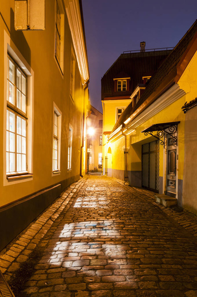 夜エストニア タリンの旧市街の通り建築 - 写真・画像