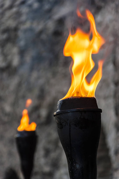 Aceite de llama antorcha de metal negro. Equipo de iluminación medieval
. - Foto, Imagen