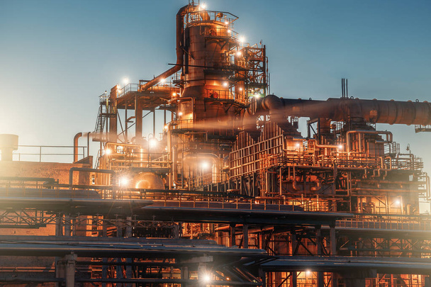 Fábrica de refinería de petróleo en la noche, torres de acero, cubas y tuberías, producción moderna de energía y concepto de petróleo
 - Foto, Imagen