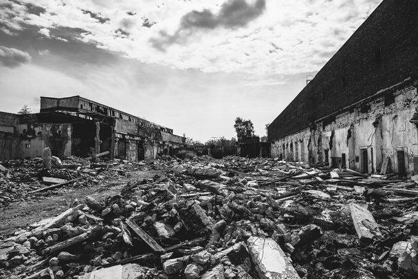 Землетрясение или военные действия, ураган или другое стихийное бедствие, разрушенные здания, таблетки бетонного мусора
 - Фото, изображение