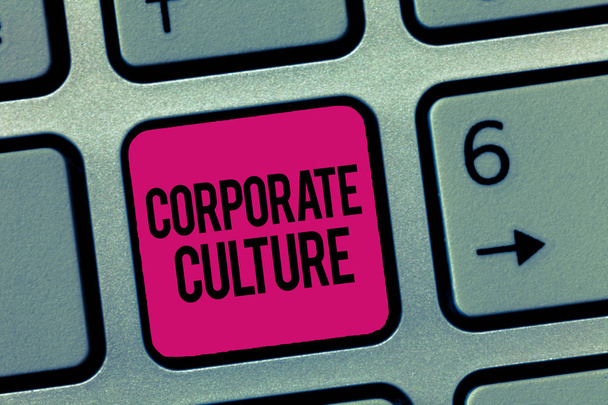 Пишу записку о корпоративной культуре. Деловое фото, демонстрирующее убеждения и идеи о том, что компания имеет общие ценности
 - Фото, изображение