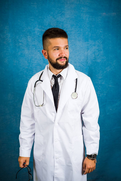 Portrait d'un médecin barbu caucasien avec stéthoscope
 - Photo, image