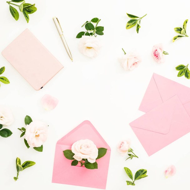 Каркас композиции с розами, розовые бумажные карточки и дневник с ручкой на белом фоне. Квартира лежала, вид сверху. День святого Валентина
 - Фото, изображение