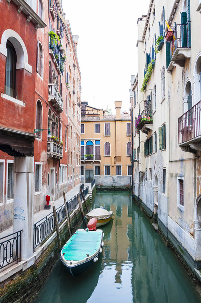 Venezia è una città dell'Italia nord-orientale e capoluogo del Veneto. Si trova su un gruppo di 118 piccole isole che sono separate da canali e collegate da ponti di cui ci sono 400
 - Foto, immagini