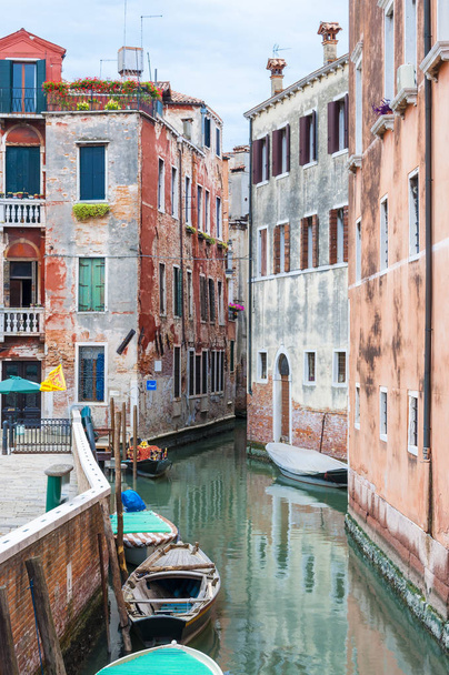 Venetië is een stad in noordoostelijk Italië en hoofdstad van de regio Veneto. Het is gelegen tegenover een groep van 118 kleine eilanden die zijn gescheiden door kanalen en verbonden door bruggen waarvan er 400 zijn - Foto, afbeelding