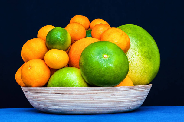 Assiette avec agrumes. Oranges, mandarines, pamplemousses, citrons verts et pomelos
. - Photo, image